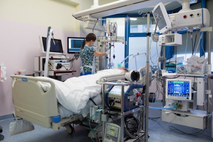 Według oficjalnych rządowych statystyk trzy czwarte wszystkich respiratorów i łóżek covidowych w Polsce jest już zajętych.