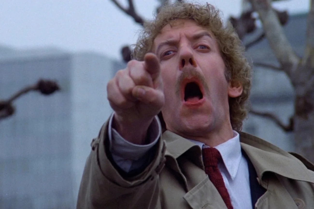 Donald Sutherland w filmie "Inwazja łowców ciał".