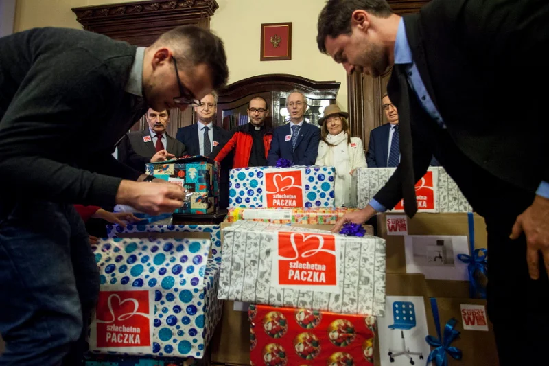 Udział w Szlachetnej Paczce jest już niemal powszechny. Na zdjęciu pakują ją rektorzy Uniwersytetu Jagiellońskiego.