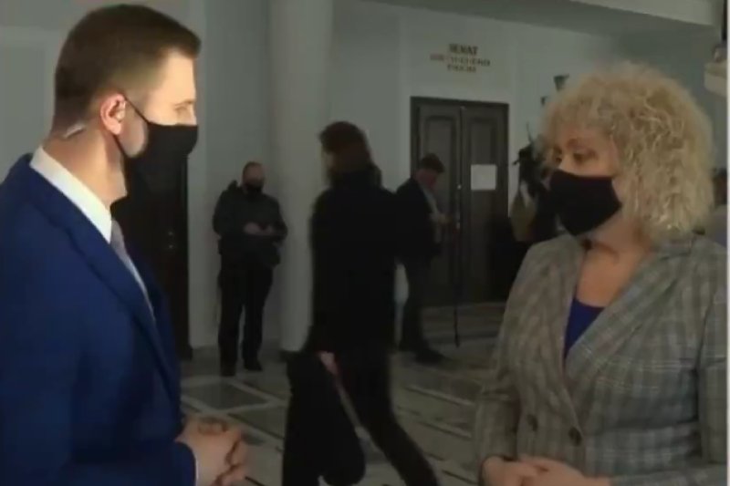 Miłosz Kłeczek z TVP Info złapany na odpowiadaniu na własne pytania [WIDEO]