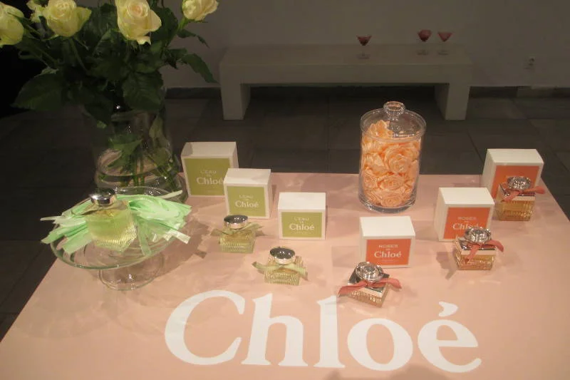 Chloe na ścianach, Chloe, na stole. Pachnące flakony i dwa zapachy z rodziny Chloe: Roses de Chloe oraz L'Eau de Chloe