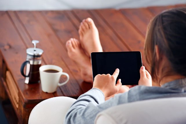 Włączenie pralki bez ruszania się z kanapy? Inteligentny system w mieszkaniu zrobi to za Ciebie, wystarczy że masz pod ręką tablet albo smartfona.