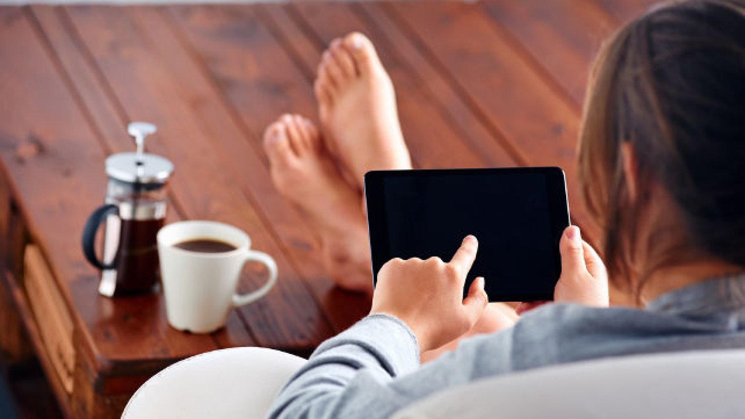 Włączenie pralki bez ruszania się z kanapy? Inteligentny system w mieszkaniu zrobi to za Ciebie, wystarczy że masz pod ręką tablet albo smartfona.