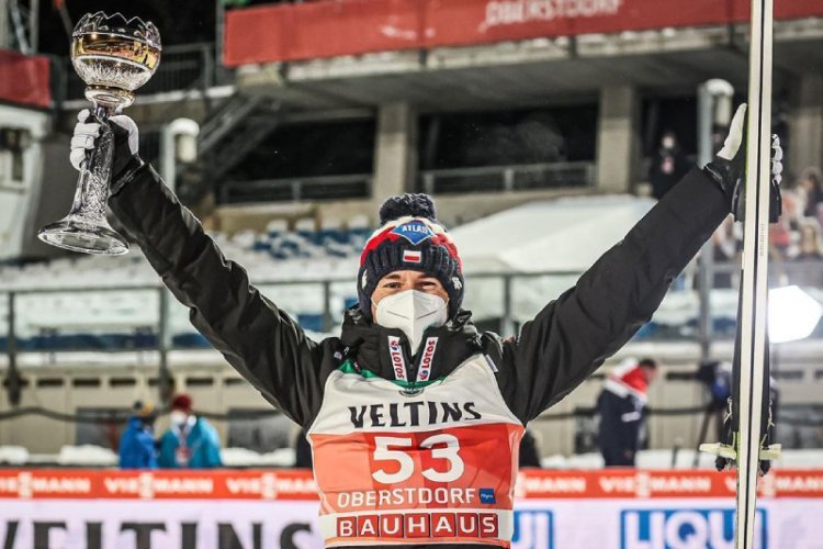 Stoch w sobotę zrównał się z Małyszem w liczbie wygranych konkursów. Brak hymnu dlla Stocha w Titisee-Neustadt. Oświadczenie organizatorów.
