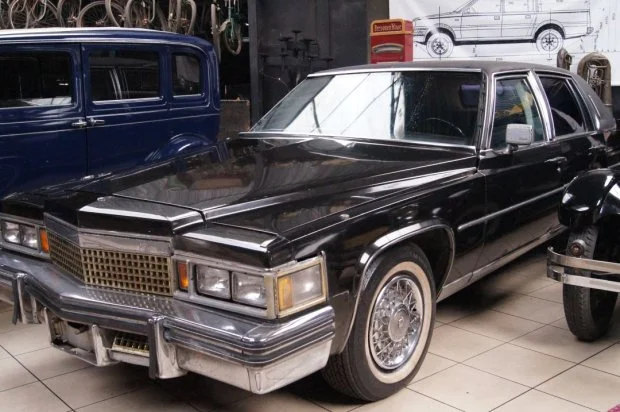 Pancerny cadillac Edwarda Gierka w muzeum w Otrębusach.