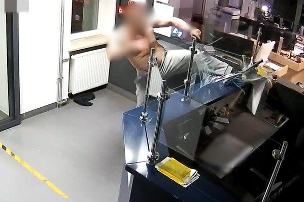 Półnagi mężczyzna zdemolował poczekalnię na komendzie policji.