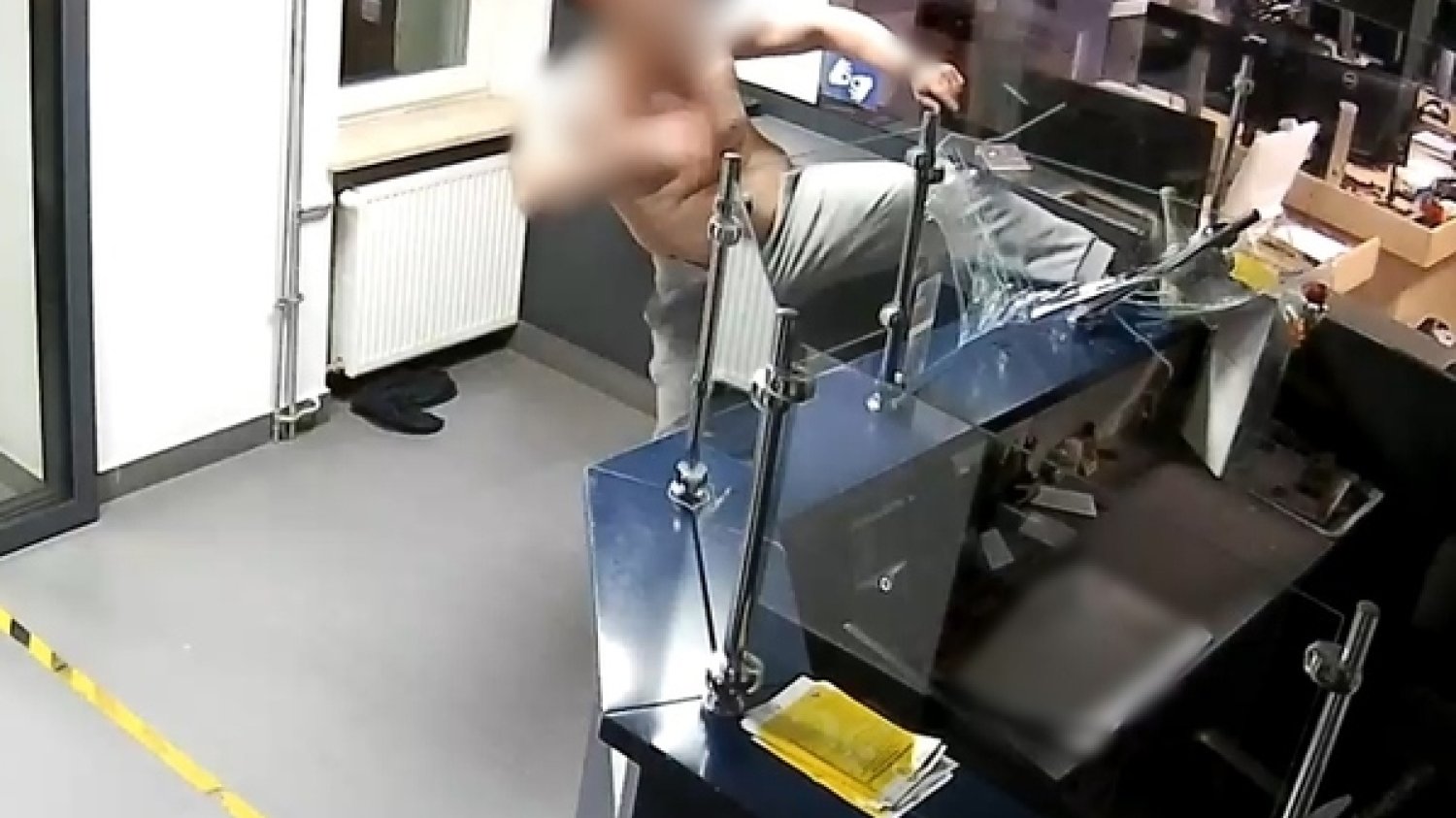 Półnagi mężczyzna zdemolował poczekalnię na komendzie policji.