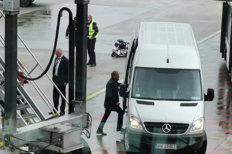 Donald Tusk na Lotnisku Chopina w Warszawie.