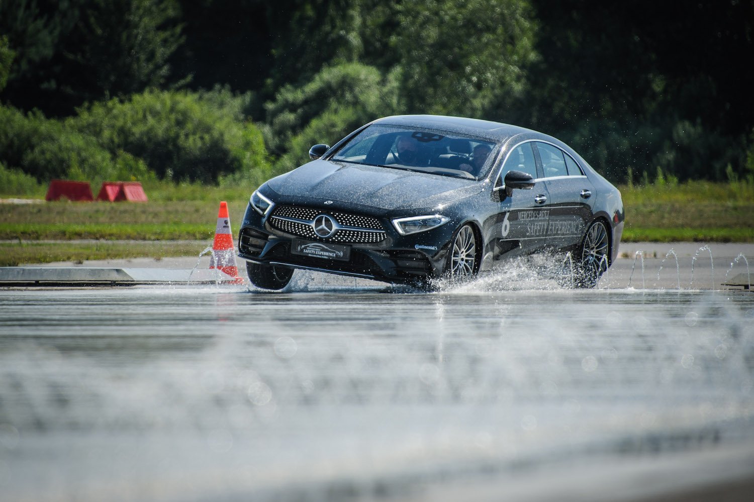 Mercedes-Benz Safety Experience to specjalny cykl szkoleń z zakresu bezpiecznej jazdy. Organizowany jest wspólnie z firmą Continental.