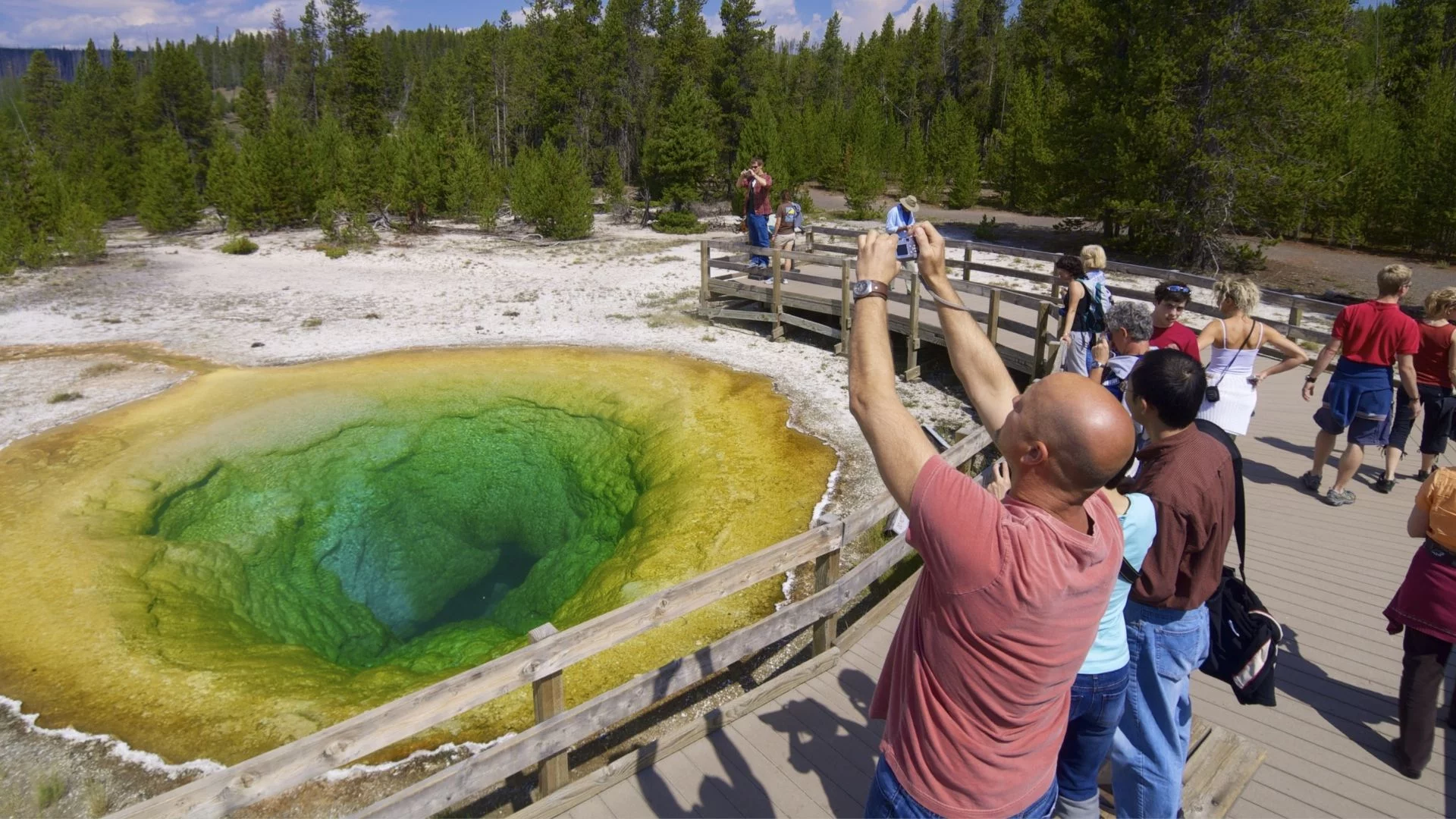 Turyści odwiedzający park narodowy Yellowstone Turyści w Yellowstone