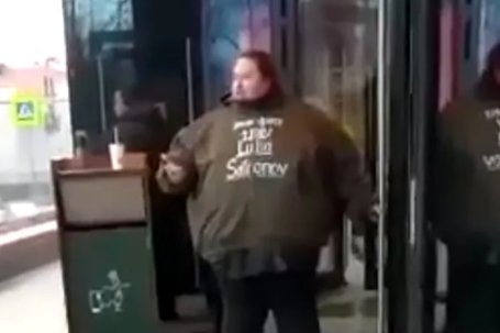 Pianista przykuł się do drzwi McDonald’sa.