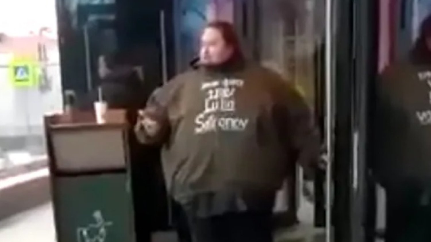 Pianista przykuł się do drzwi McDonald’sa.