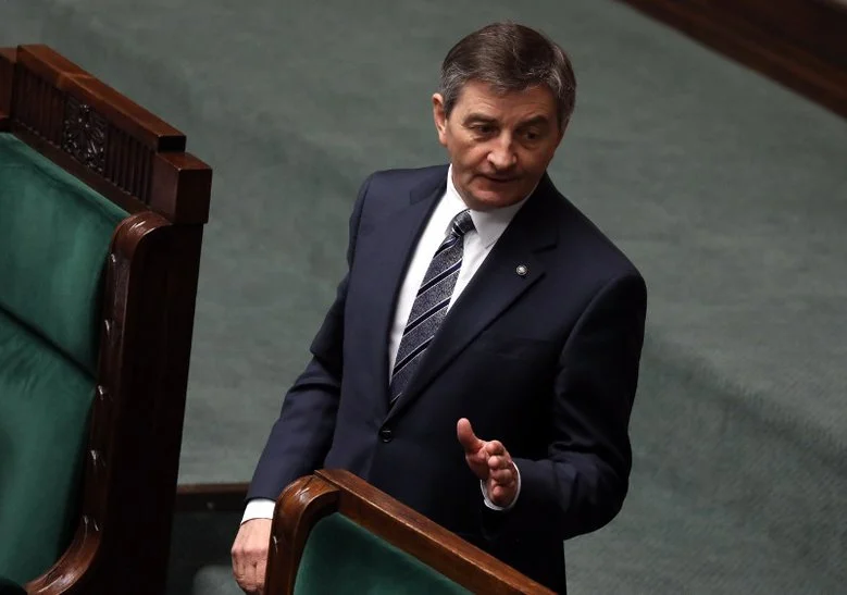 Syn marszałka dopiero w tym roku zdawał maturę i "jak każdy nastolatek ma prawo  mieszkać z z ojcem".