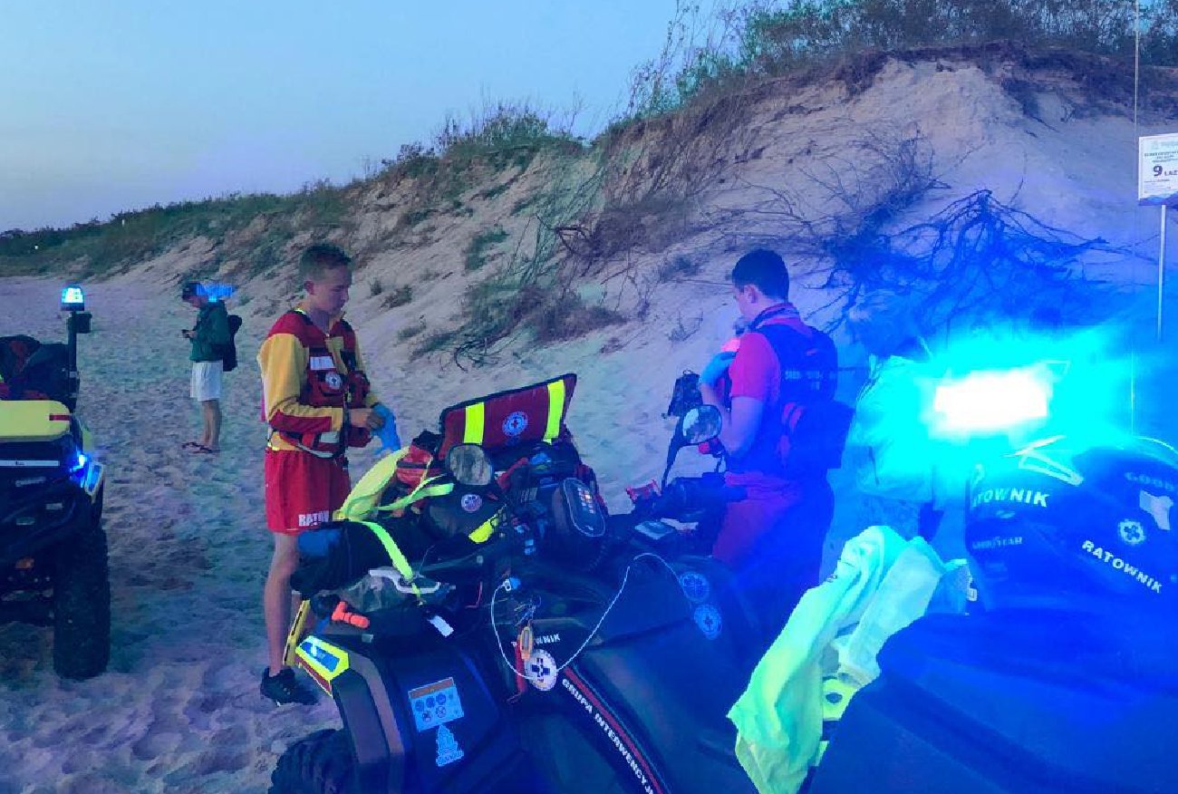 Rozjuszony łoś ruszył prosto na plażowicza. Pilnie ewakuowano turystów.