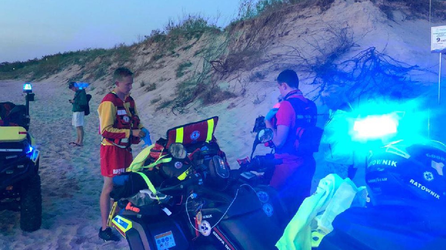 Rozjuszony łoś ruszył prosto na plażowicza. Pilnie ewakuowano turystów.