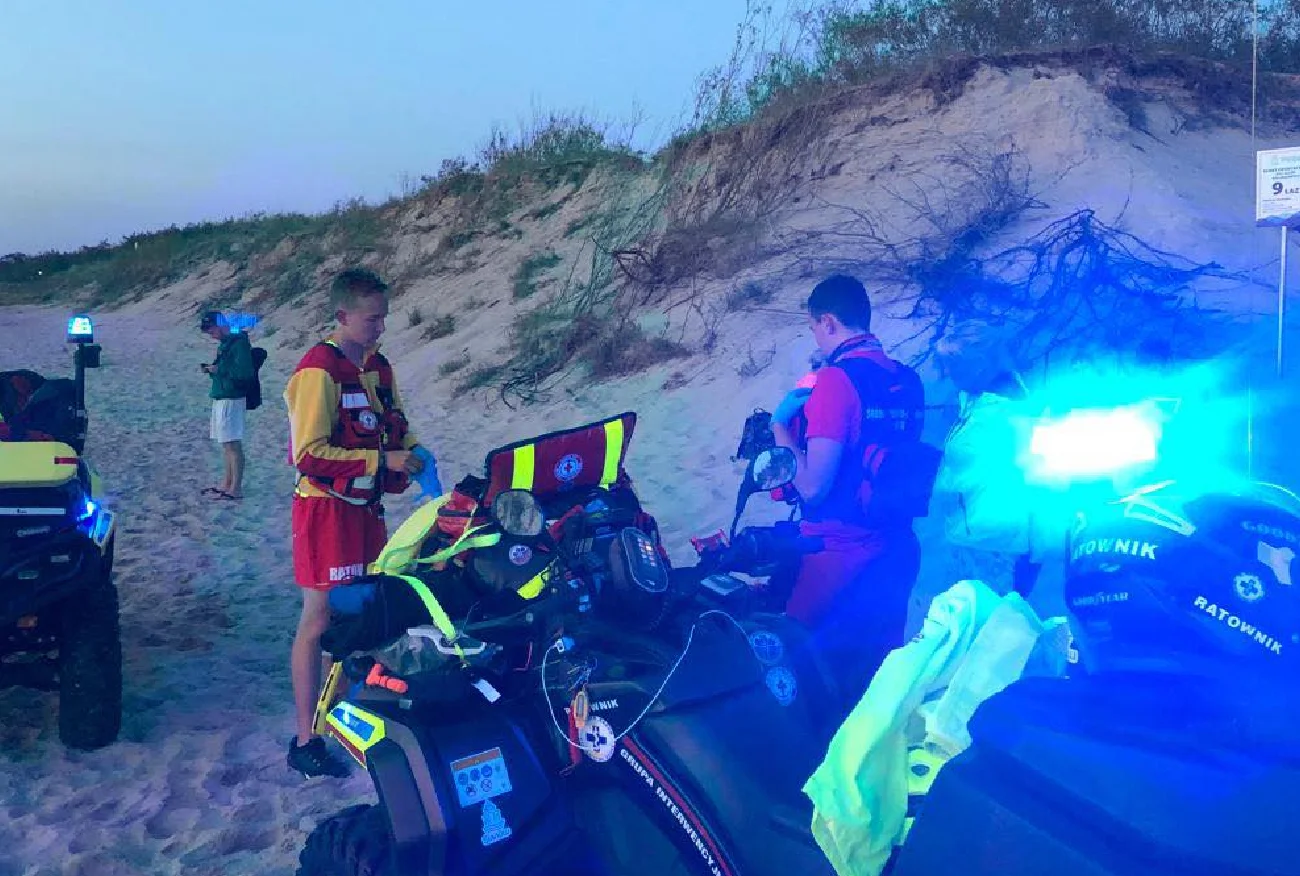 Rozjuszony łoś ruszył prosto na plażowicza. Pilnie ewakuowano turystów.