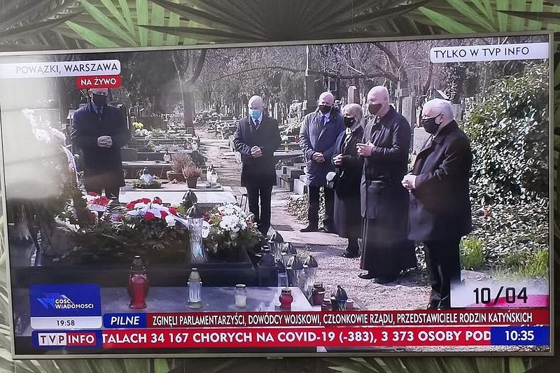Jarosław Kaczyński odwiedził grób matki w rocznicę smoleńską, a TVP Info to transmitowało. [WIDEO]