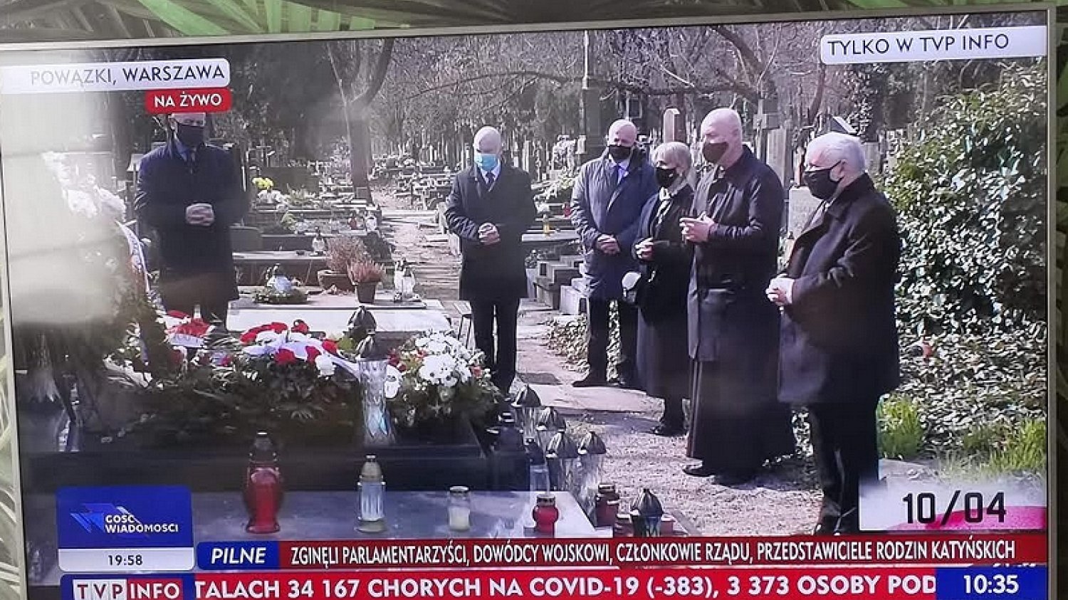 Jarosław Kaczyński odwiedził grób matki w rocznicę smoleńską, a TVP Info to transmitowało. [WIDEO]