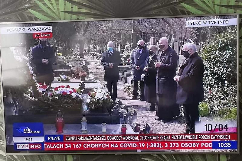 Jarosław Kaczyński odwiedził grób matki w rocznicę smoleńską, a TVP Info to transmitowało. [WIDEO]