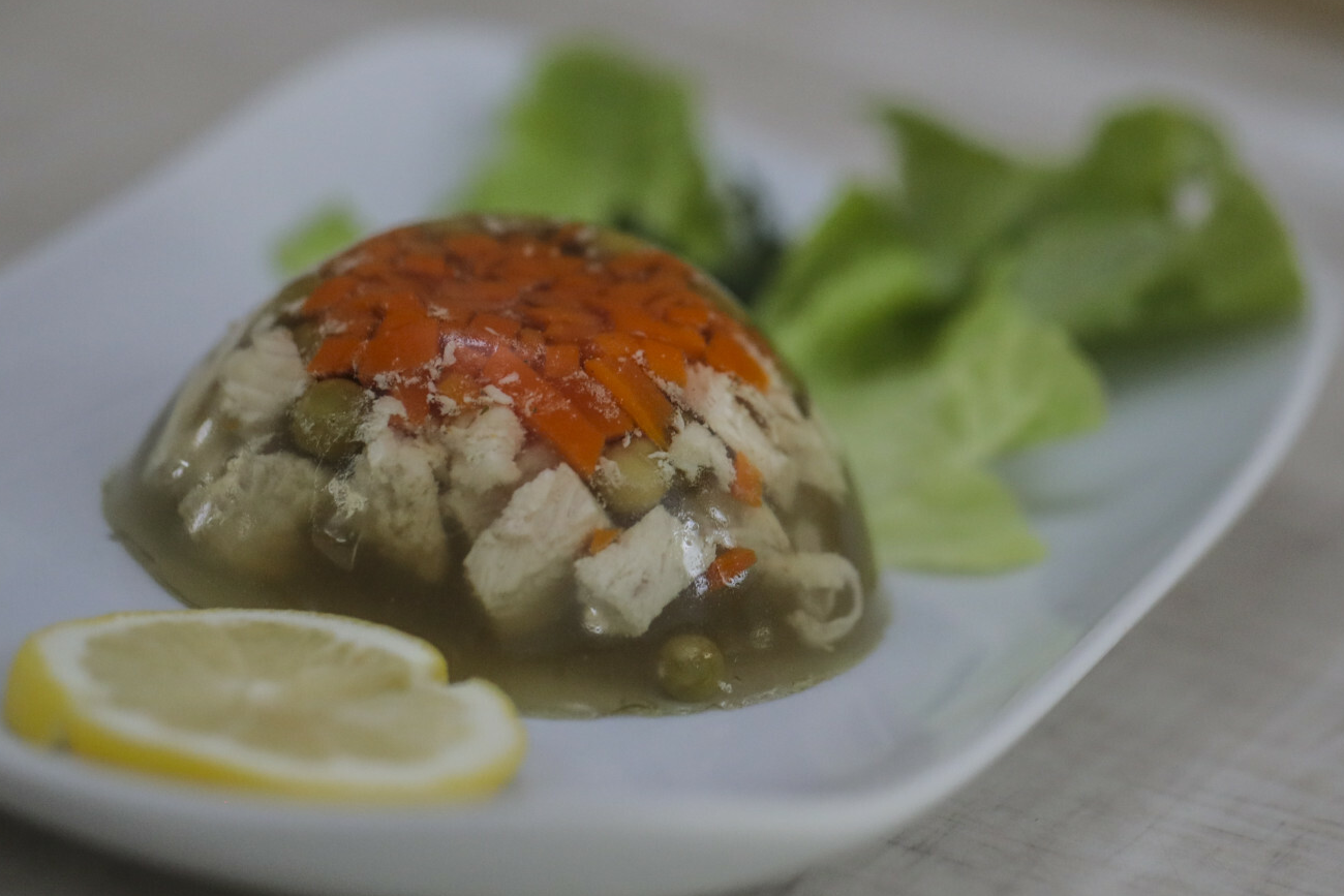 Jedna osoba zmarła po zjedzeniu zatrutej galaretki. RCB ostrzega przed mięsem z targowiska.