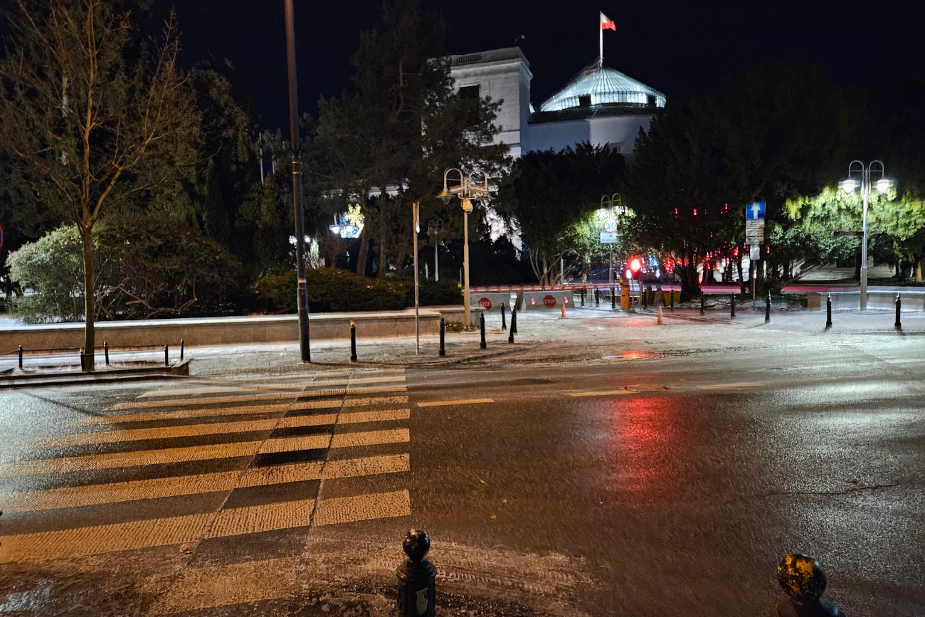Barierki znów zniknęły sprzed Sejmu. "Taka była umowa"