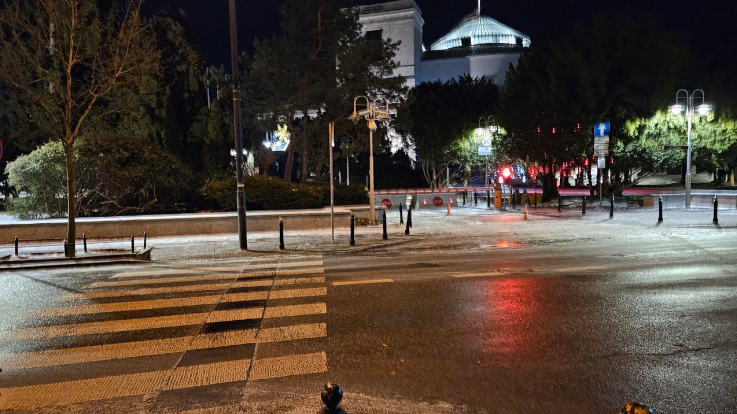 Barierki znów zniknęły sprzed Sejmu. "Taka była umowa"