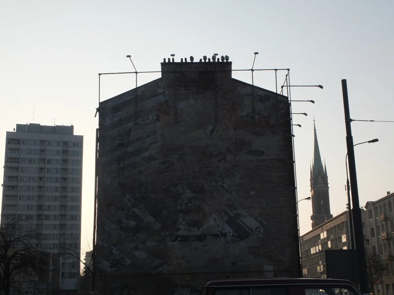 Stelaż, na którym zawisną reklamy. W tle po prawej stronie widać wieżę kościoła św. Wojciecha, w którym w czasie powstania był punkt koncentracyjny wypędzanych mieszkańców Woli