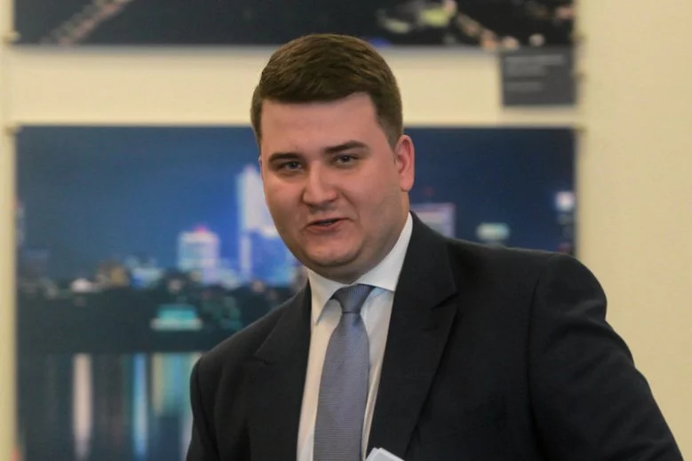 Bartłomiej Misiewicz wyszedł z aresztu po pół roku. Ten pobyt odmienił go fizycznie.