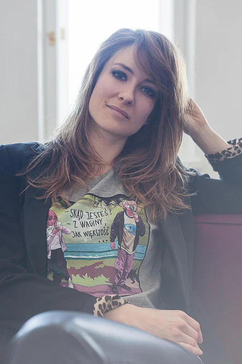 Diane Ducret w koszulce z grafiką Marty Frej zainspirowanej jej książką