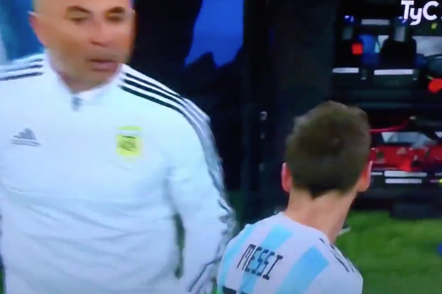 Na nagraniu Sampaoli wygląda, jakby się wręcz bał Messiego.