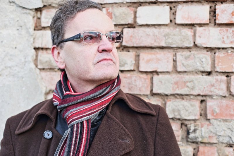 Robert Ostaszewski, autor powieści kryminalnych, opowiada nam o krajowym rynku kryminałów, kształtujących ten gatunek trendach, a także o swojej najnowszej książce "Zabij ich wszystkich" i fenomenie Górnego Śląsk, gdzie rozgrywa się jej akcja