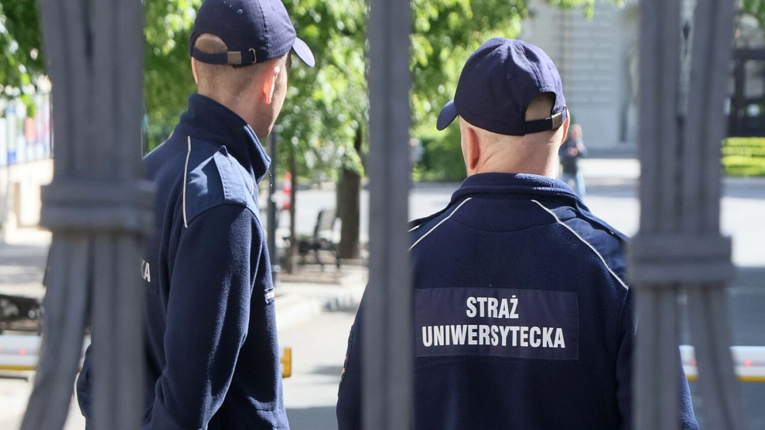 Strażnicy z Uniwersytetu Warszawskiego przerywają milczenie po tragedii.