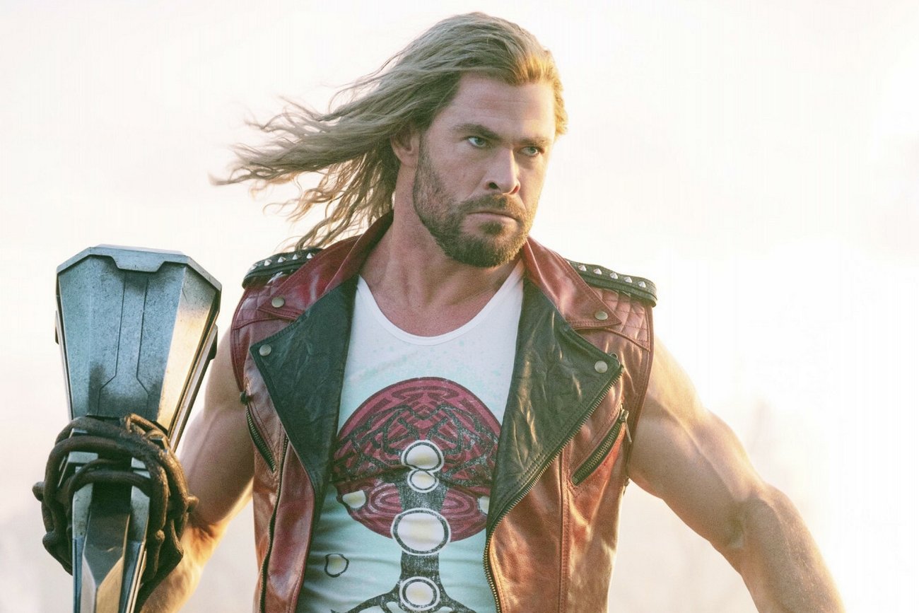 "Thor: Miłość i grom" został zjedzony przez żarty Taiki Waititiego. Chris Hemsworth jako Thor w filmie "Thor: Miłość i grom".