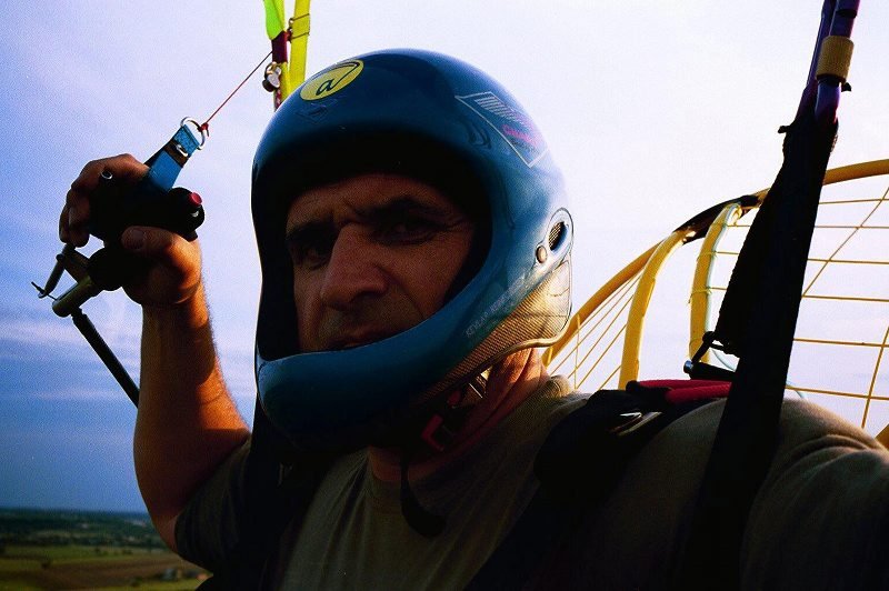 Autor jest fotoreporterem i paralotniarzem