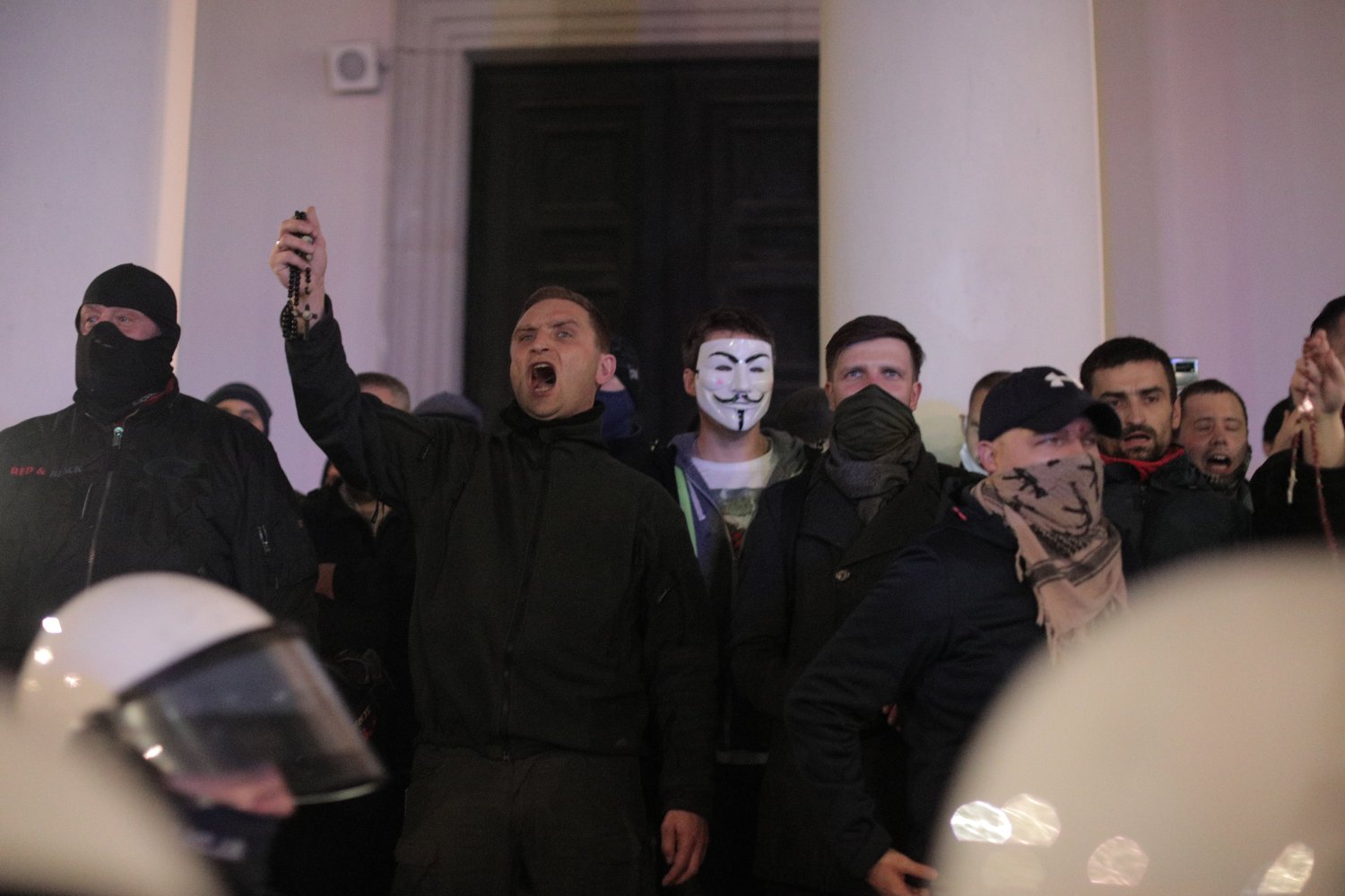 Robert Bąkiewicz (z różańcem) utworzył Straż Narodową do ochrony kościołów