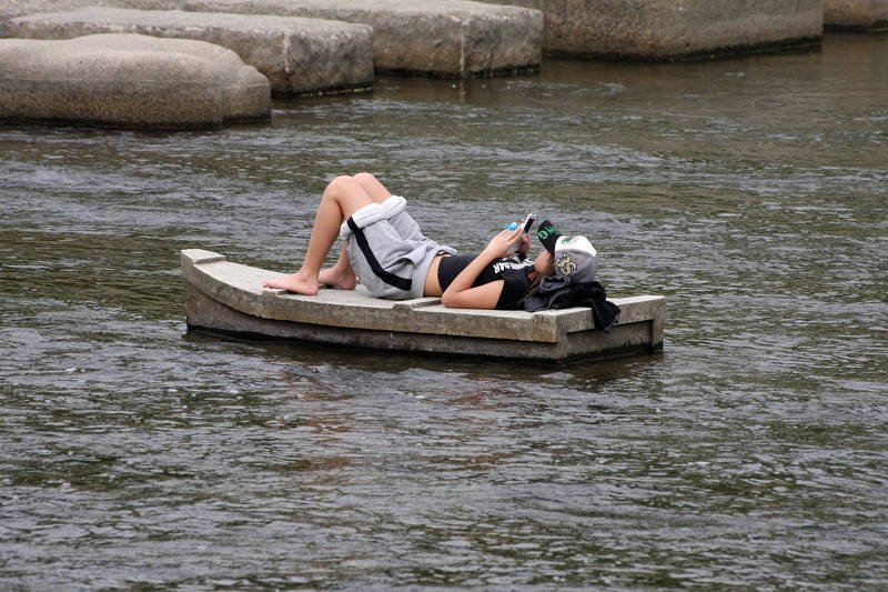 Jeżeli każdą wolną minutę spędzasz dzierżąc w dłoni komórkę, laptop czy i-Pada, czy naprawdę odpoczywasz?