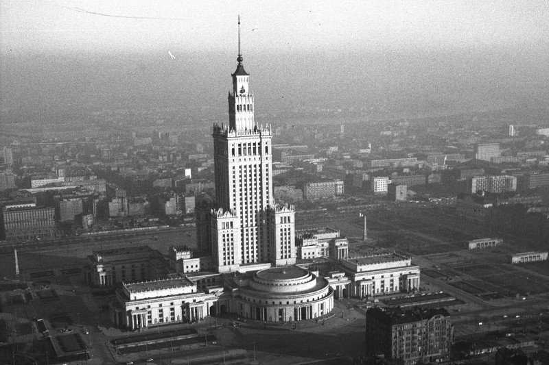 Widok gmachu od strony ul. J. Marchlewskiego. Widoczne ul. E. Plater i ul. Marszałkowska. Fotografia lotnicza. Przełom lat 50 i 60.