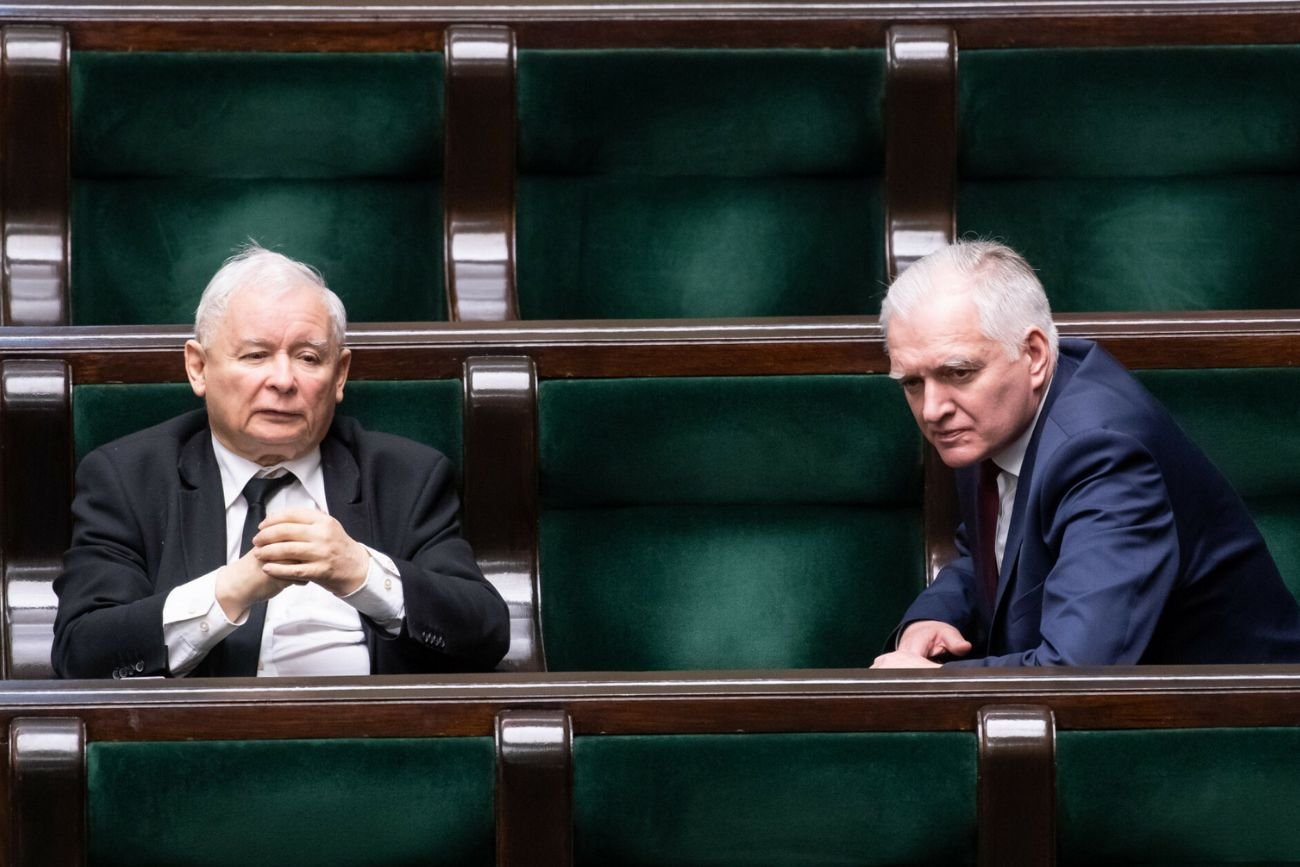 Jarosław Kaczyński i Jarosław Gowin na sali plenarnej.