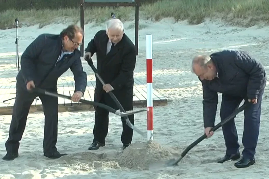 Jarosław Kaczyński diarsko machał łopatą podczas symbolicznego rozpoczęcia inwestycji przekopu przez Mierzeję Wiślaną. Tymczasem od kilku miesięcy przebywa na zwolnieniu lekarskim.