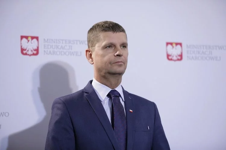 Wiceminister edukacji przyznał, że jak na razie nie widać wzrostu zakażeń wirusem COVID-19 w szkołach.