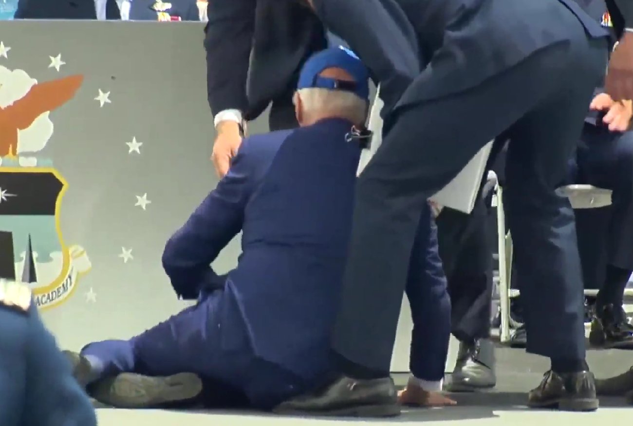 Joe Biden upadł na scenie przed kamerami. Nagrania krążą po sieci