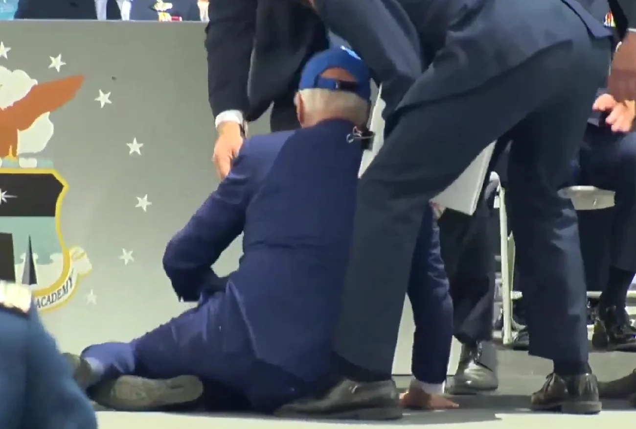Joe Biden upadł na scenie przed kamerami. Nagrania krążą po sieci