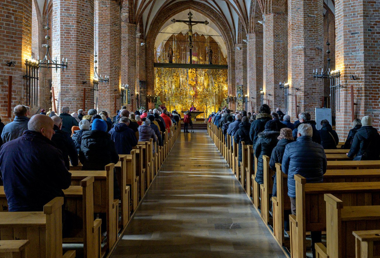 Dane GUS pokazały, jak wierni odchodzą z Kościoła. Prof. Stanisław Obirek wskazał przyczyny sekularyzacji w Polsce.