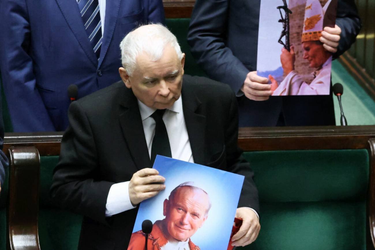 Jarosław Kaczyński ze zdjęciem Jana Pawła II w ręku