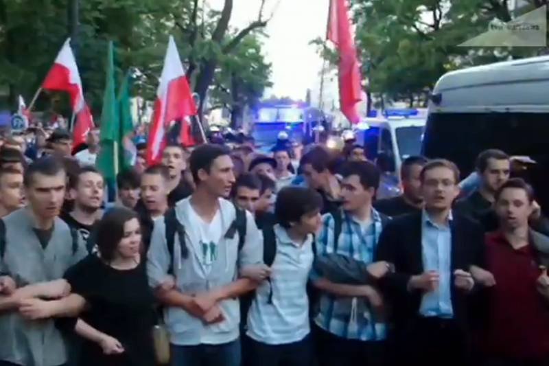 Demonstranci przepychali się z policją. Funkcjonariusze zatrzymali część demonstrujących