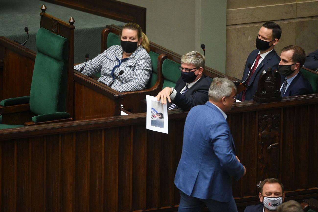 Artur Łącki położył na ławie sejmowej szefa BBN Pawła Solocha zdjęcie jednego z dzieci imigrantów z Michałowa.