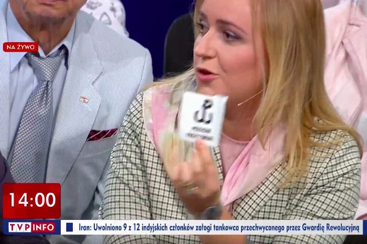 Stołeczna radna Olga Semeniuk (PiS) czuje, że jej katolickie uczucia są obrażane naklejką władz Warszawy "Polska Walcząca przeciw faszyzmowi".