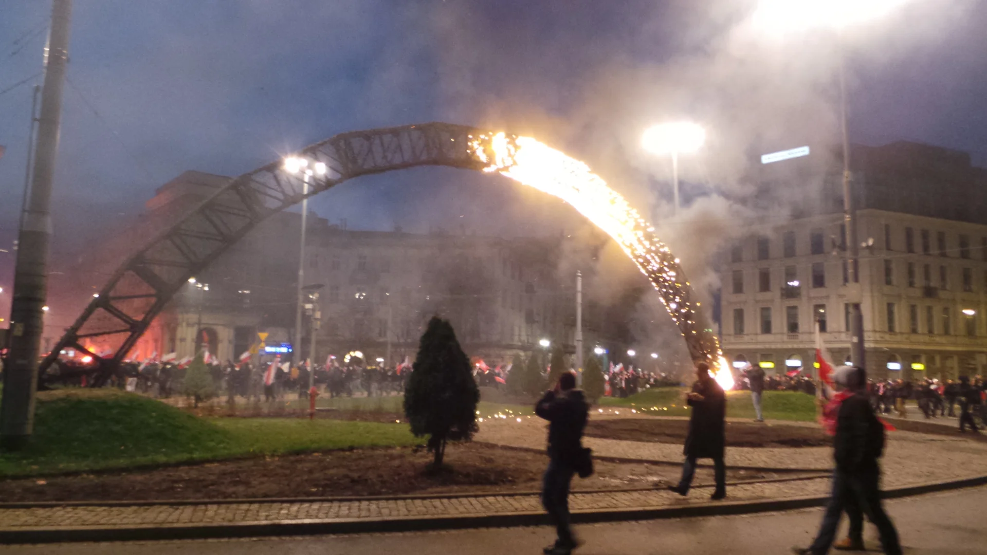 Podczas "Marszu Niepodległości" spłonęła tęcza na Placu Zbawiciela w Warszawie