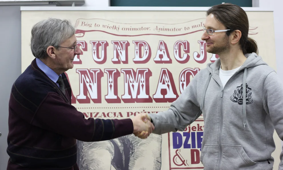 Janusz Kosiorek, senior z ul. Brzeskiej, w towarzystwie Przemysława Olszewskiego z Fundacji Animacja.