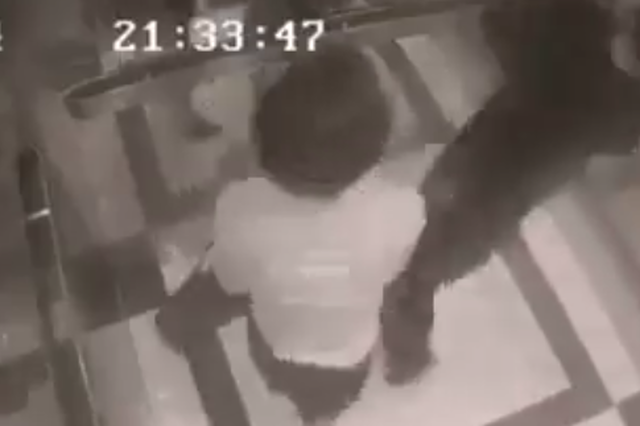 On ją napastuje w windzie, ona go nokautuje.